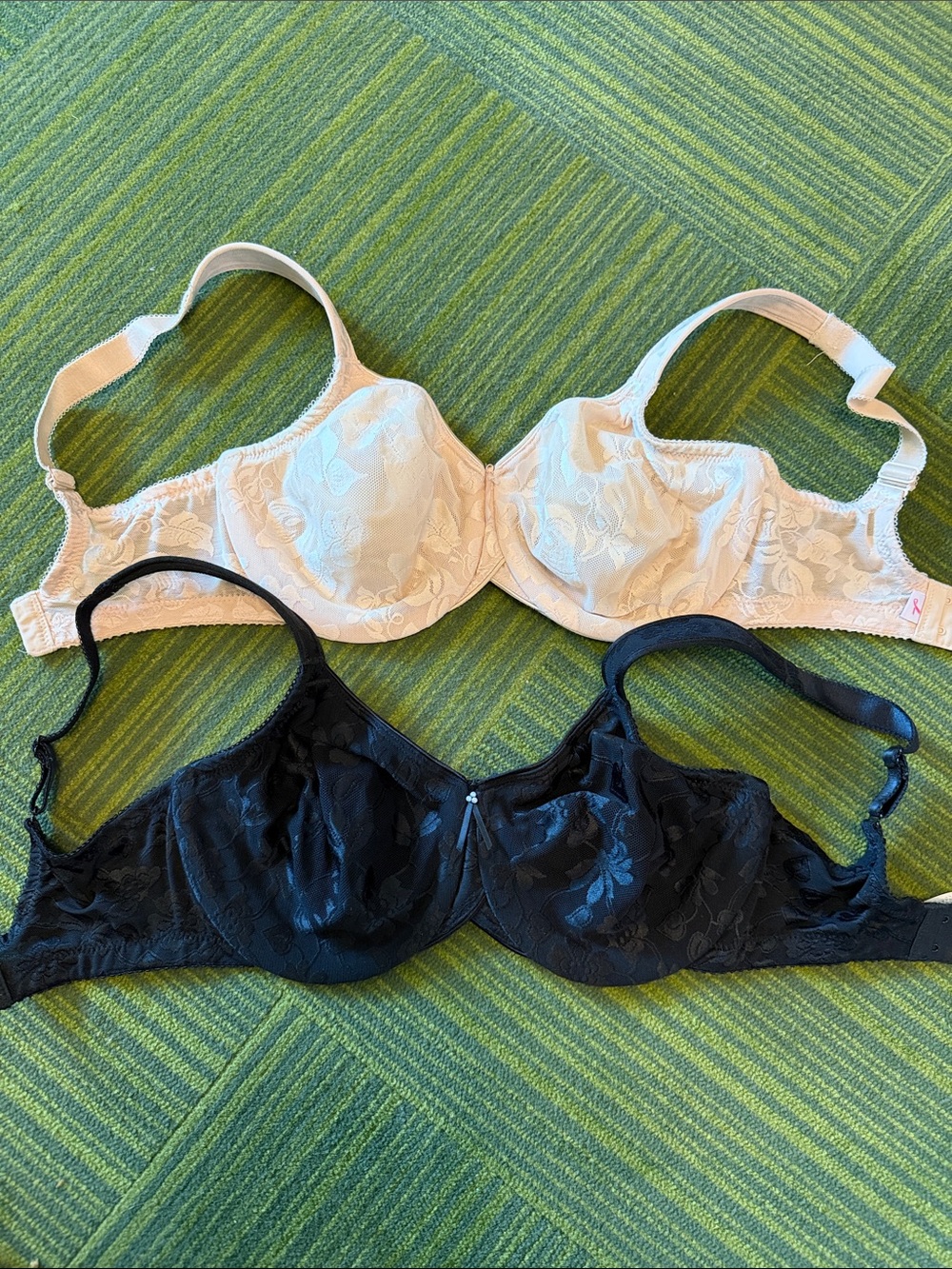 Wacoal Lace Underwire minimizer Bras - Black and Cream GUC size 32DD